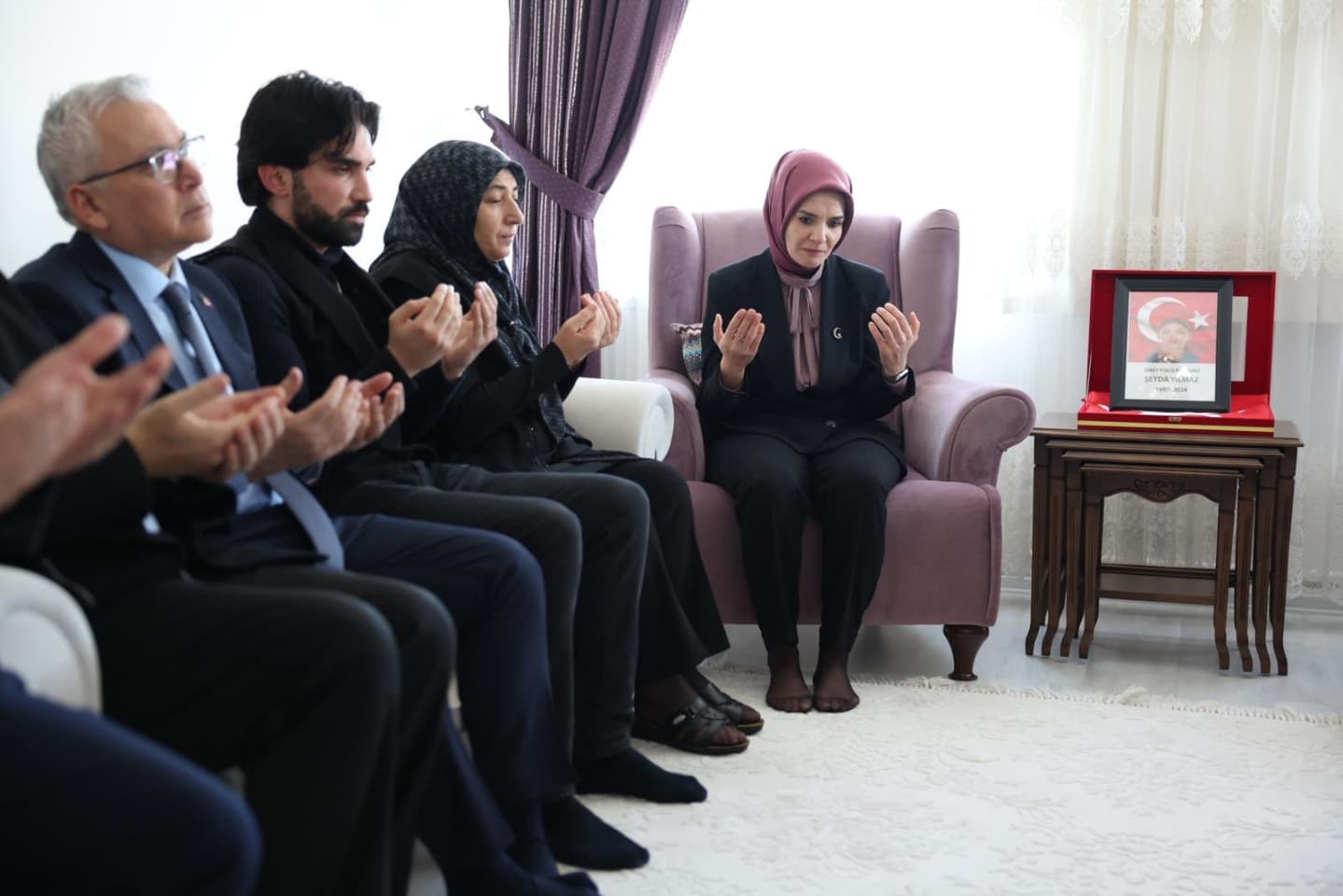 aile-ve-sosyal-hizmetler-bakani-mahinur-ozdemirin-sehidimiz-seyda-yilmazin-ailesine-ziyareti-1023
