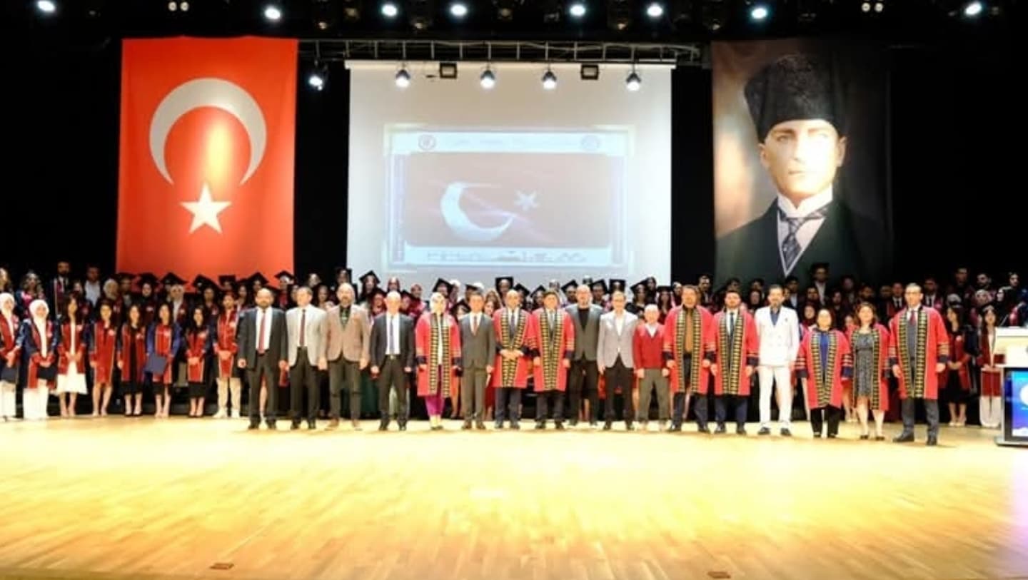 sivas-cumhuriyet-universitesi-egitim-fakultesi-mezuniyet-torenine-katilim-sagladik-1131