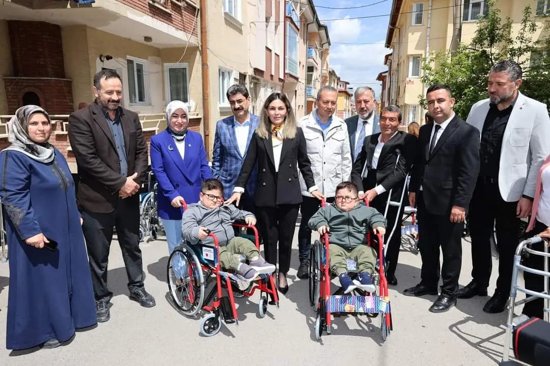 61-engelli-vatandasimiza-tekerlekli-sandalye-dagitim-etkinligi-783